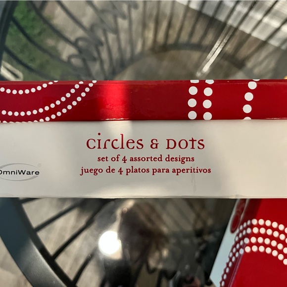 Set of 4 OmniWare Circles & Dots Snack Plates - Picture 6 of 7